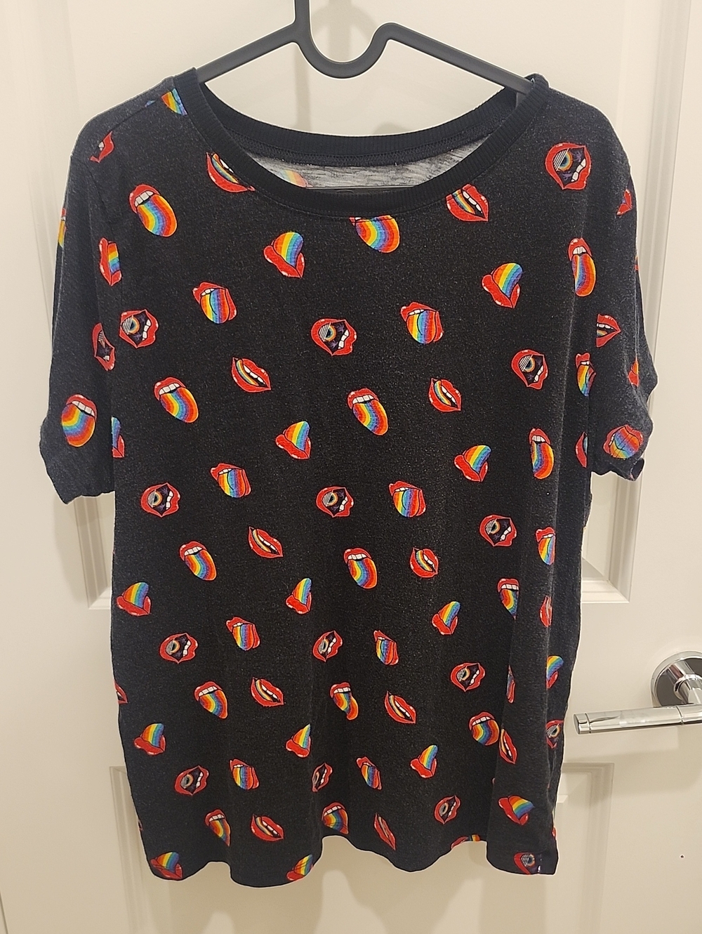 Torrid Classic Fit Black Tee with Rainbows Cotton Blend Womens Size 1/1X/14-16